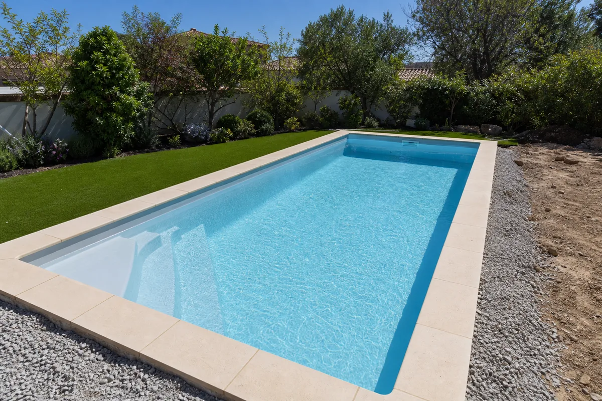 Piscine coque : prix, délais de pose et garanties à vérifier